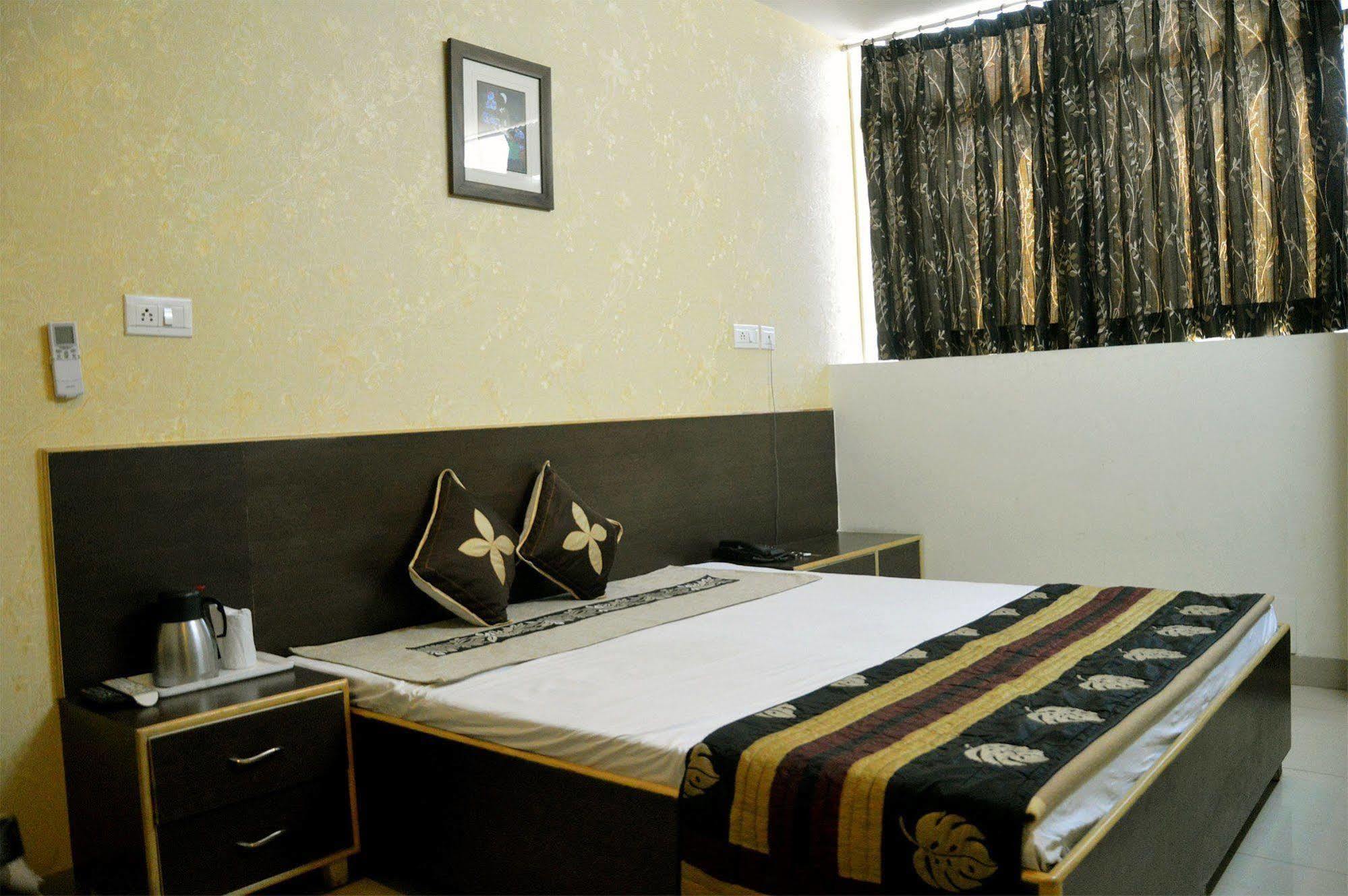Hotel Ananta Inn Jaipur Buitenkant foto